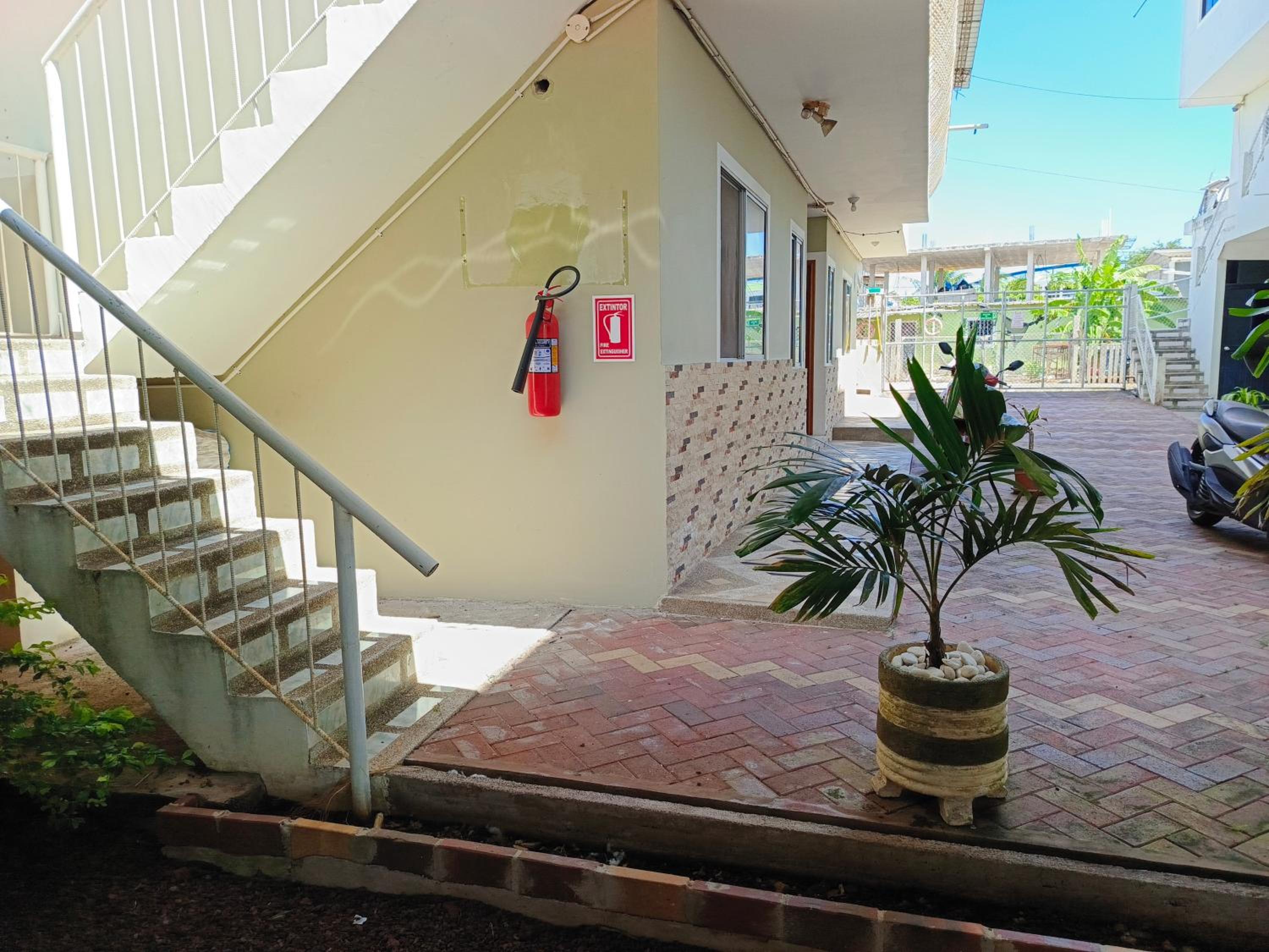 Teresita's House Suites con cocina privada , ideal para parejas, AC, wifi agua caliente, cerca del aeropuerto, a pocos pasos del malecón San Cristóbal