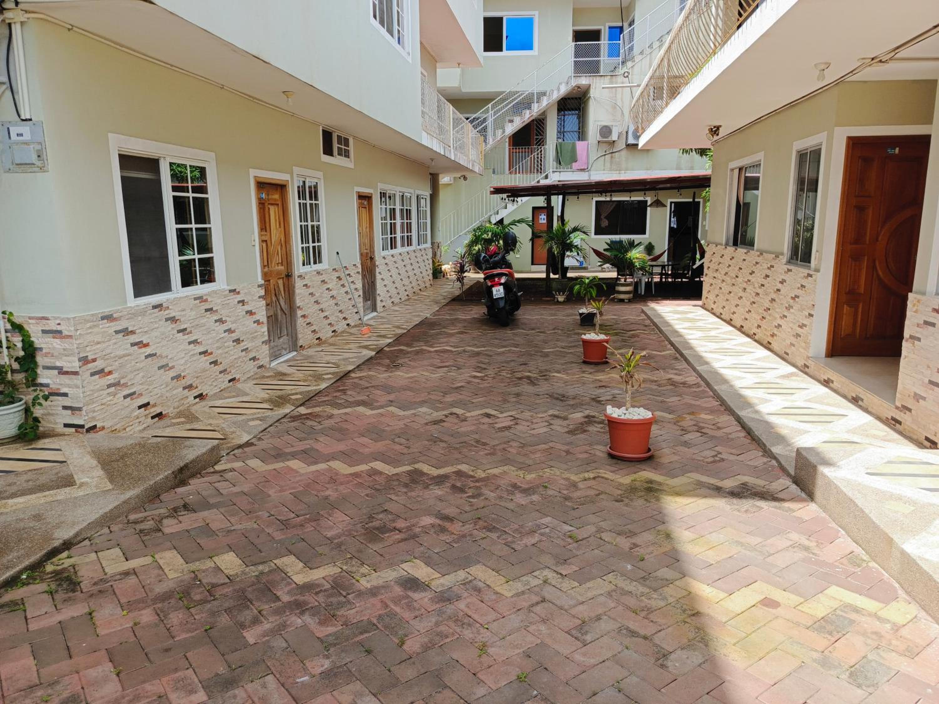 Teresita's House Suites con cocina privada , ideal para parejas, AC, wifi agua caliente, cerca del aeropuerto, a pocos pasos del malecón San Cristóbal