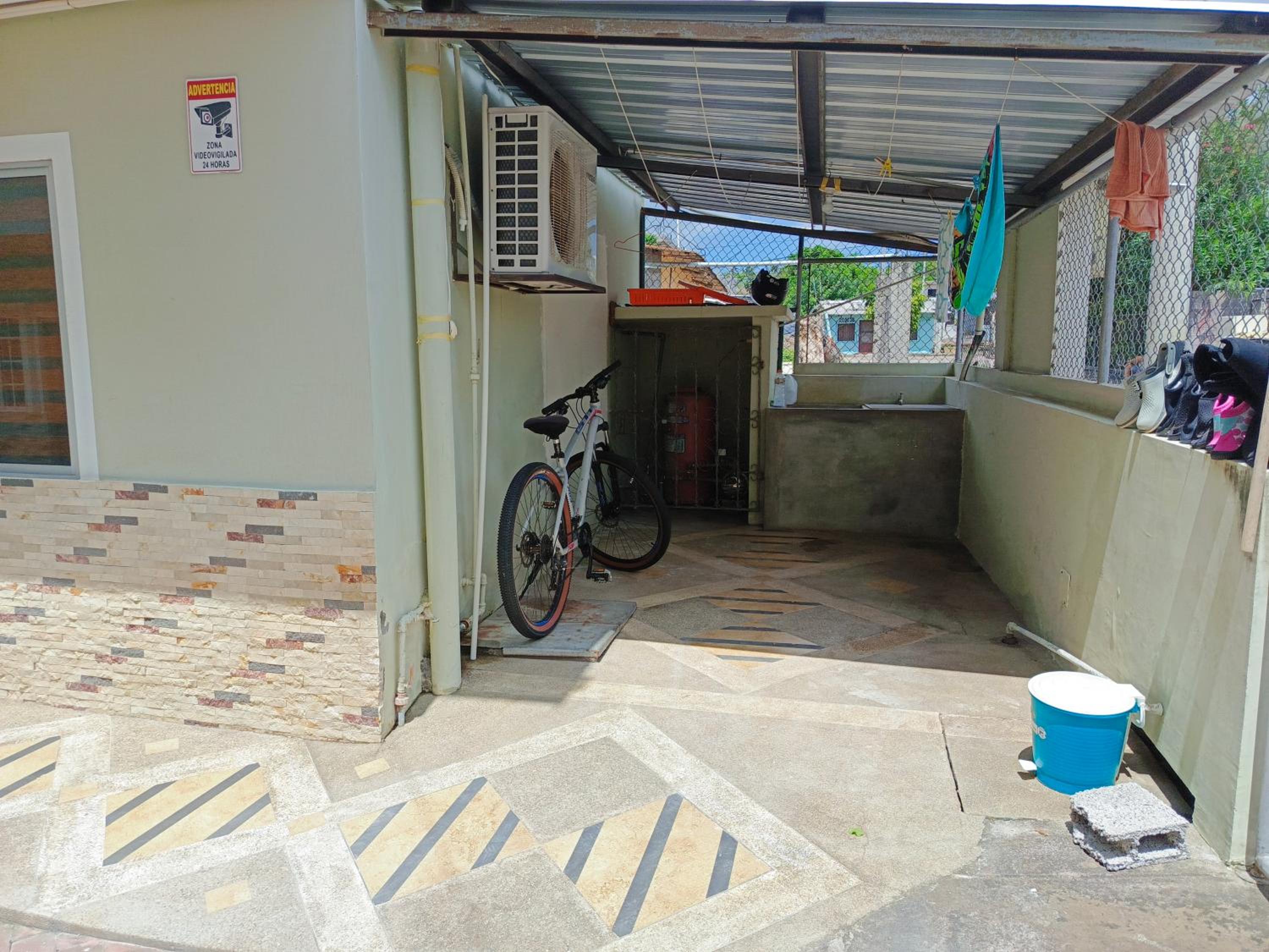 Teresita's House Suites con cocina privada , ideal para parejas, AC, wifi agua caliente, cerca del aeropuerto, a pocos pasos del malecón San Cristóbal