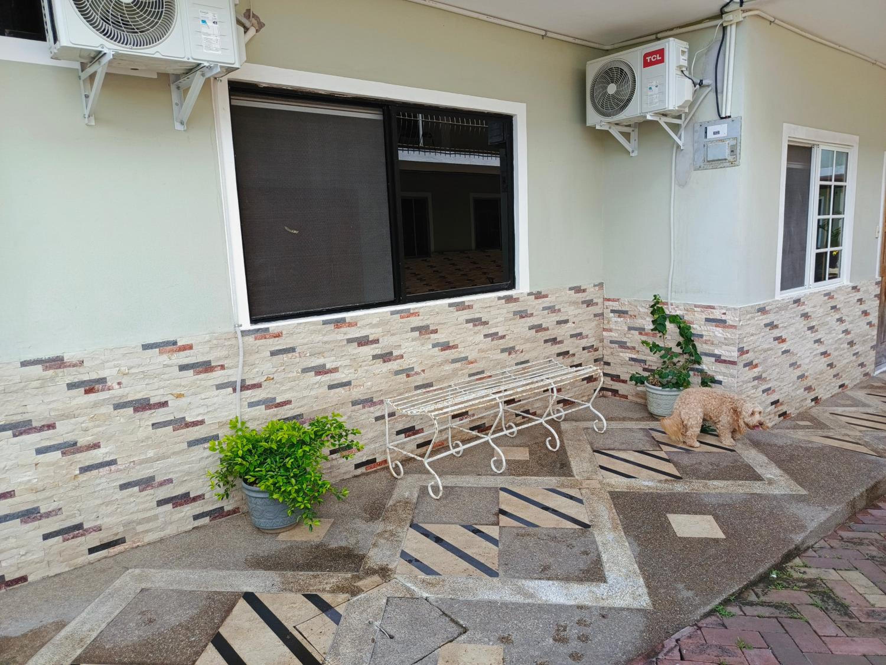 Teresita's House Suites con cocina privada , ideal para parejas, AC, wifi agua caliente, cerca del aeropuerto, a pocos pasos del malecón San Cristóbal