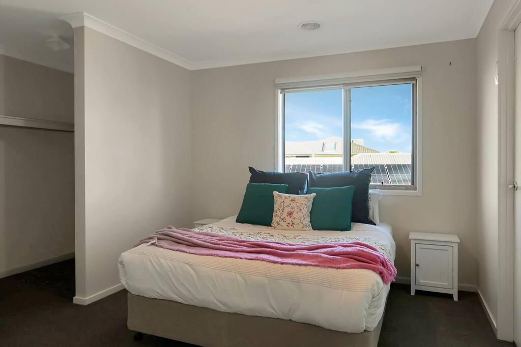 The panorama retreat- sleeps 12, aircon, brand new, great multifamily stay, beach, wineries, golf