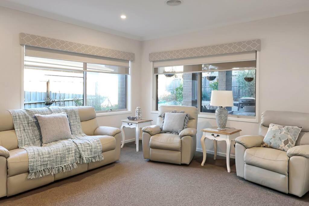 The panorama retreat- sleeps 12, aircon, brand new, great multifamily stay, beach, wineries, golf