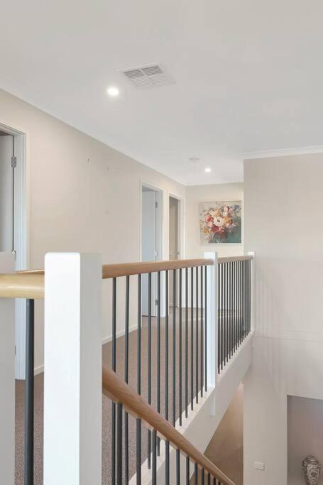 The panorama retreat- sleeps 12, aircon, brand new, great multifamily stay, beach, wineries, golf