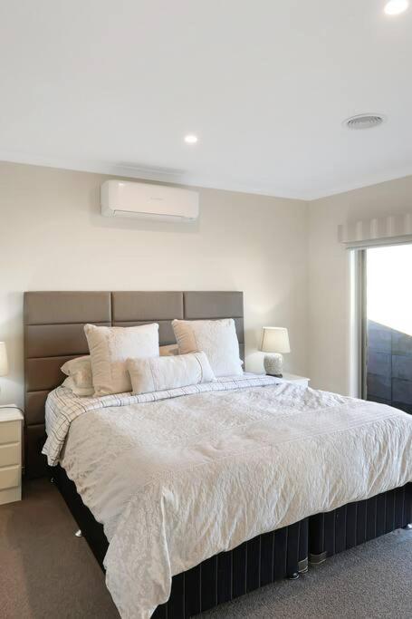 The panorama retreat- sleeps 12, aircon, brand new, great multifamily stay, beach, wineries, golf