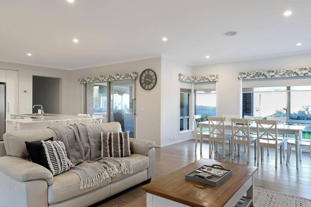 The panorama retreat- sleeps 12, aircon, brand new, great multifamily stay, beach, wineries, golf