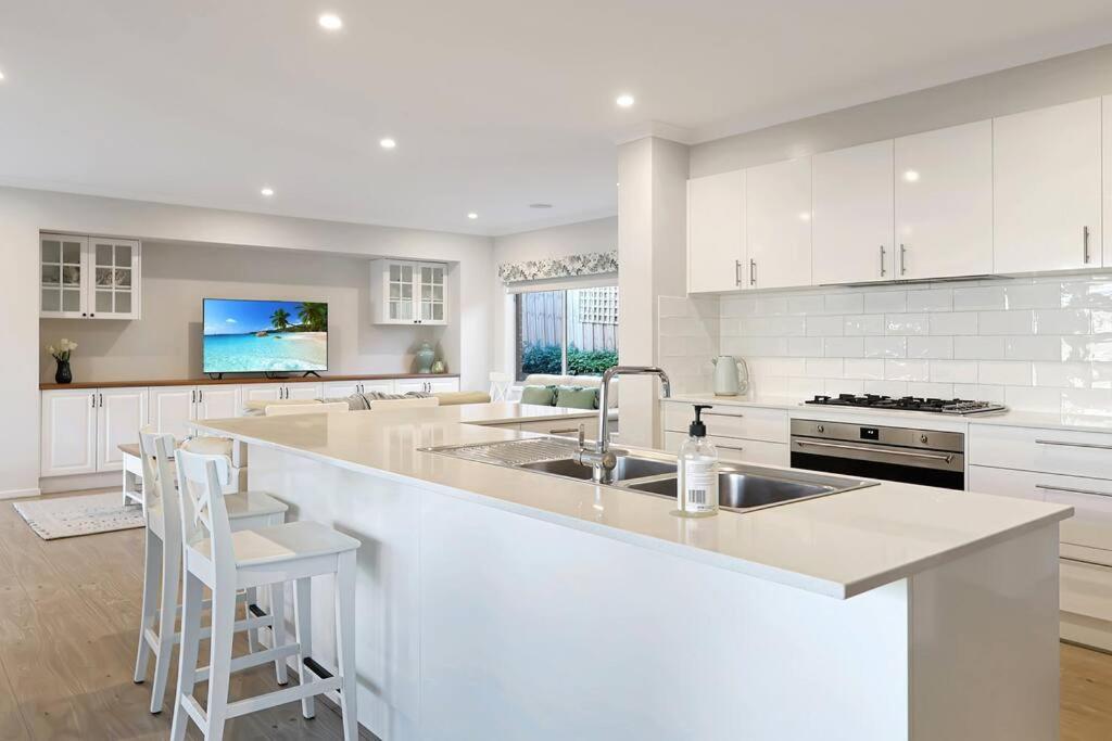 The panorama retreat- sleeps 12, aircon, brand new, great multifamily stay, beach, wineries, golf