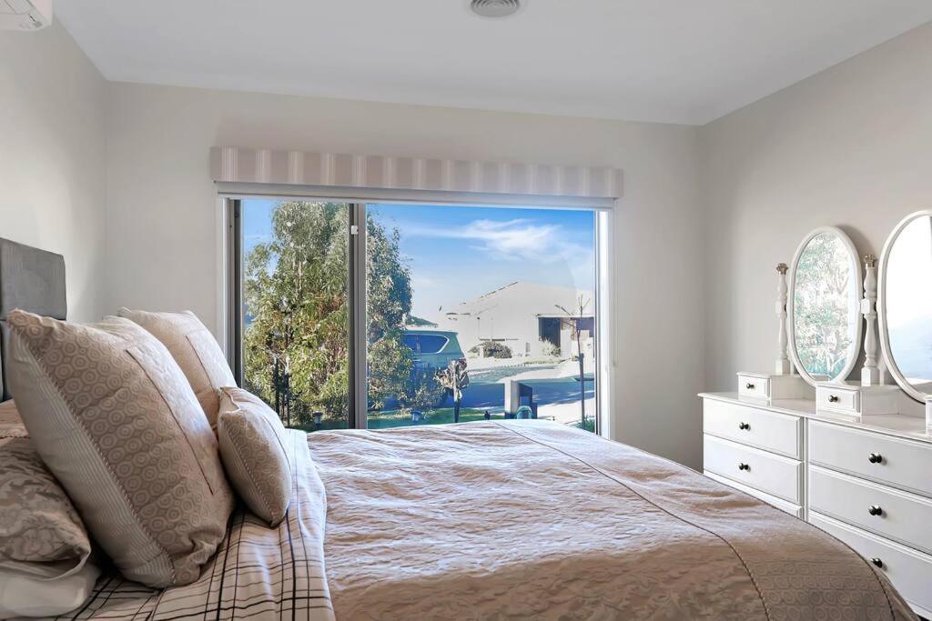 The panorama retreat- sleeps 12, aircon, brand new, great multifamily stay, beach, wineries, golf
