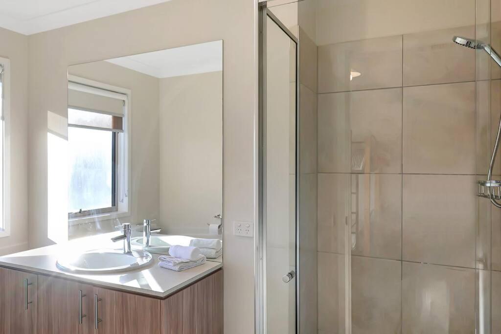 The panorama retreat- sleeps 12, aircon, brand new, great multifamily stay, beach, wineries, golf