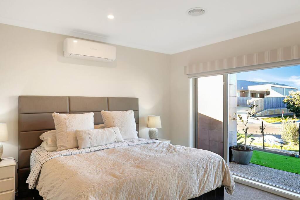 The panorama retreat- sleeps 12, aircon, brand new, great multifamily stay, beach, wineries, golf