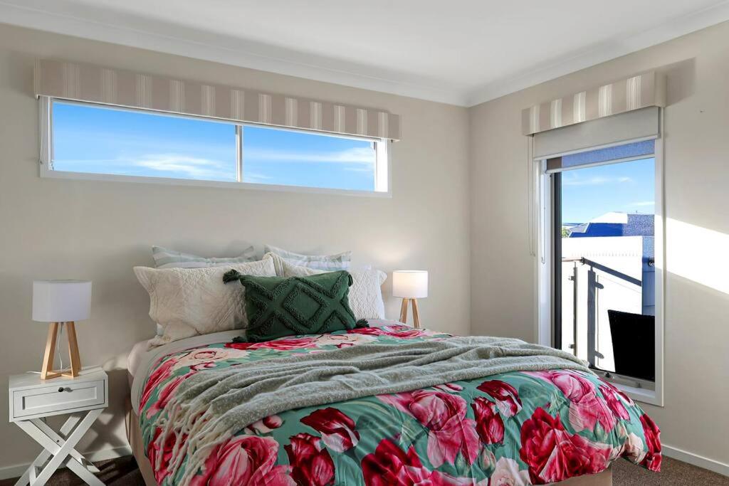 The panorama retreat- sleeps 12, aircon, brand new, great multifamily stay, beach, wineries, golf