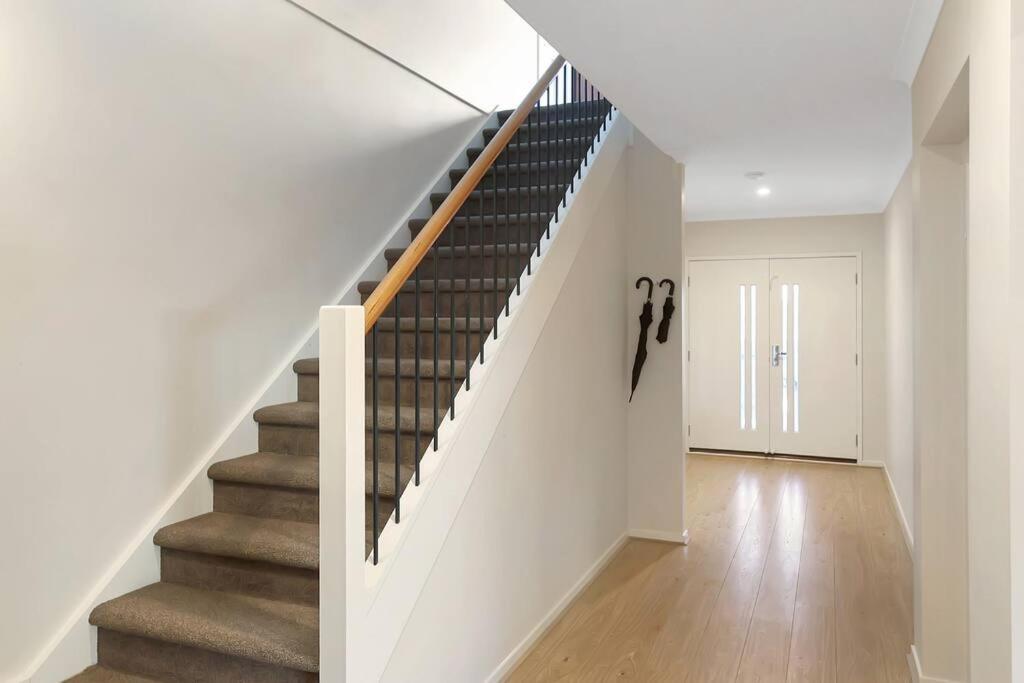 The panorama retreat- sleeps 12, aircon, brand new, great multifamily stay, beach, wineries, golf
