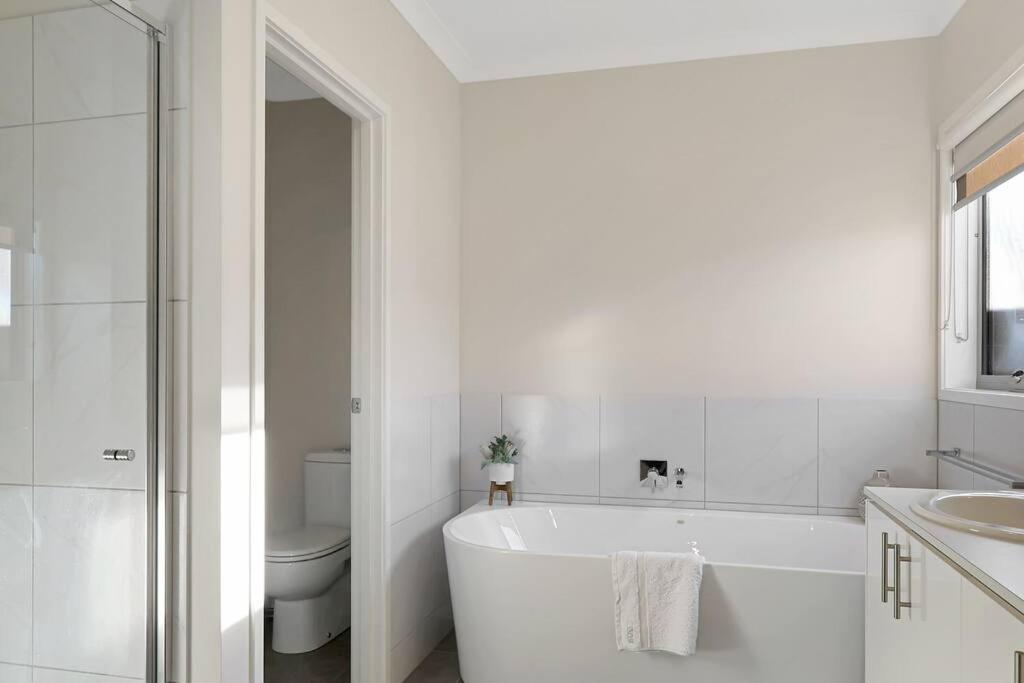 The panorama retreat- sleeps 12, aircon, brand new, great multifamily stay, beach, wineries, golf