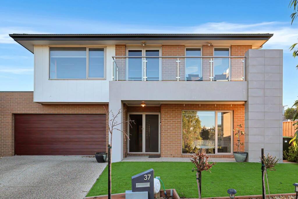 The panorama retreat- sleeps 12, aircon, brand new, great multifamily stay, beach, wineries, golf
