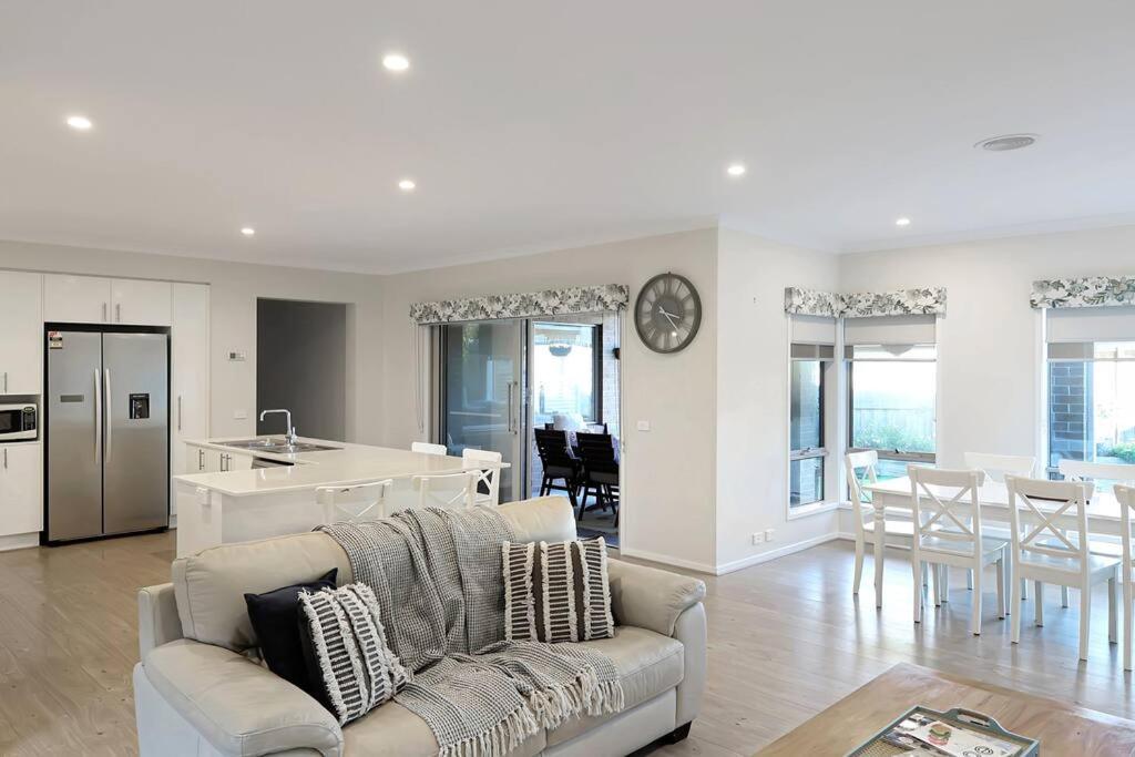 The panorama retreat- sleeps 12, aircon, brand new, great multifamily stay, beach, wineries, golf
