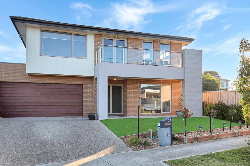 The panorama retreat- sleeps 12, aircon, brand new, great multifamily stay, beach, wineries, golf