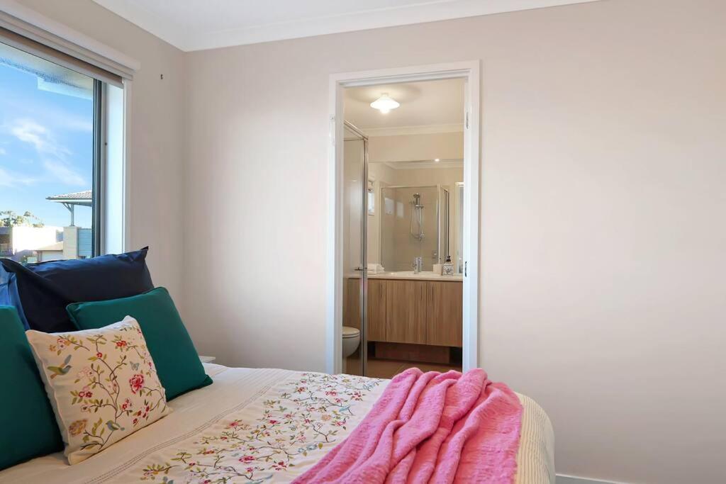 The panorama retreat- sleeps 12, aircon, brand new, great multifamily stay, beach, wineries, golf