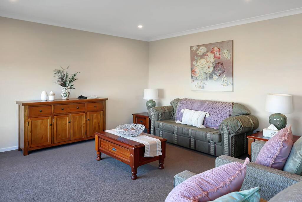 The panorama retreat- sleeps 12, aircon, brand new, great multifamily stay, beach, wineries, golf