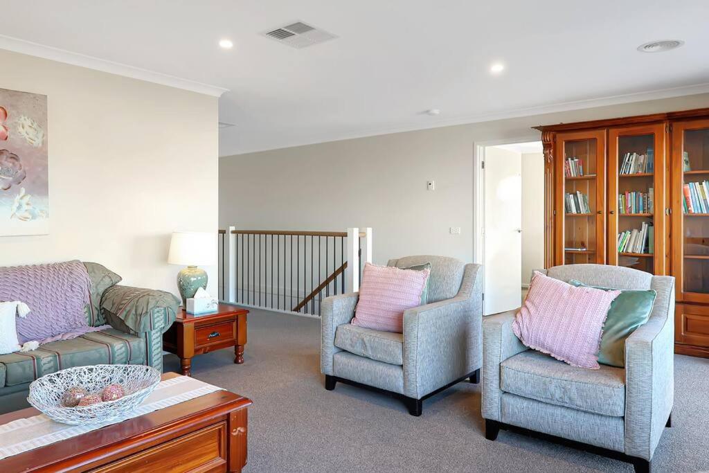 The panorama retreat- sleeps 12, aircon, brand new, great multifamily stay, beach, wineries, golf