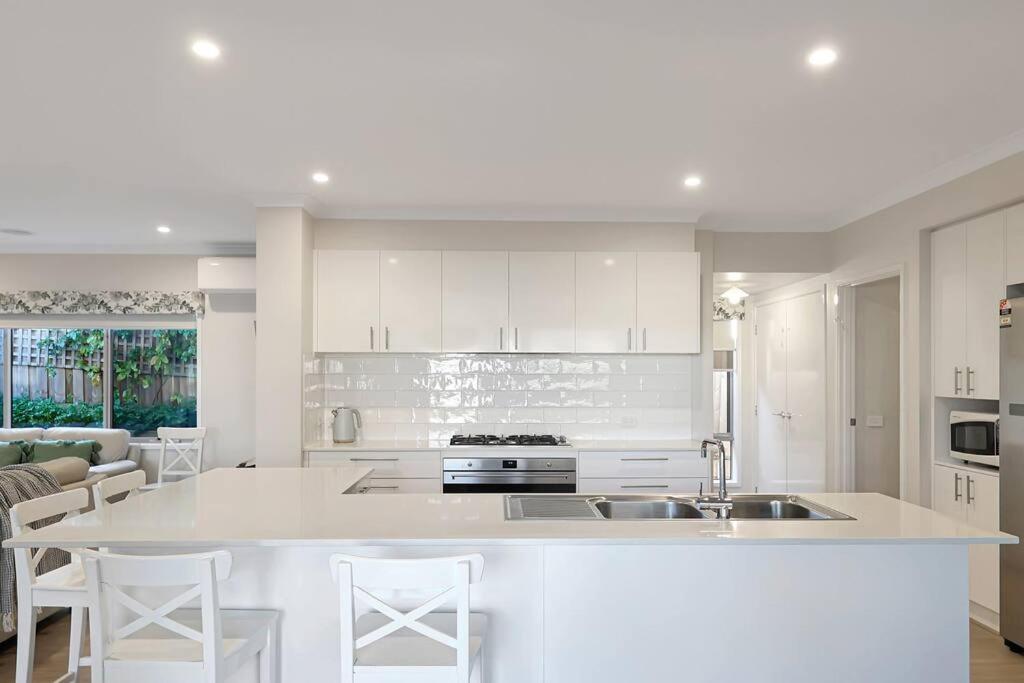 The panorama retreat- sleeps 12, aircon, brand new, great multifamily stay, beach, wineries, golf