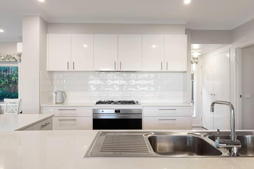 The panorama retreat- sleeps 12, aircon, brand new, great multifamily stay, beach, wineries, golf