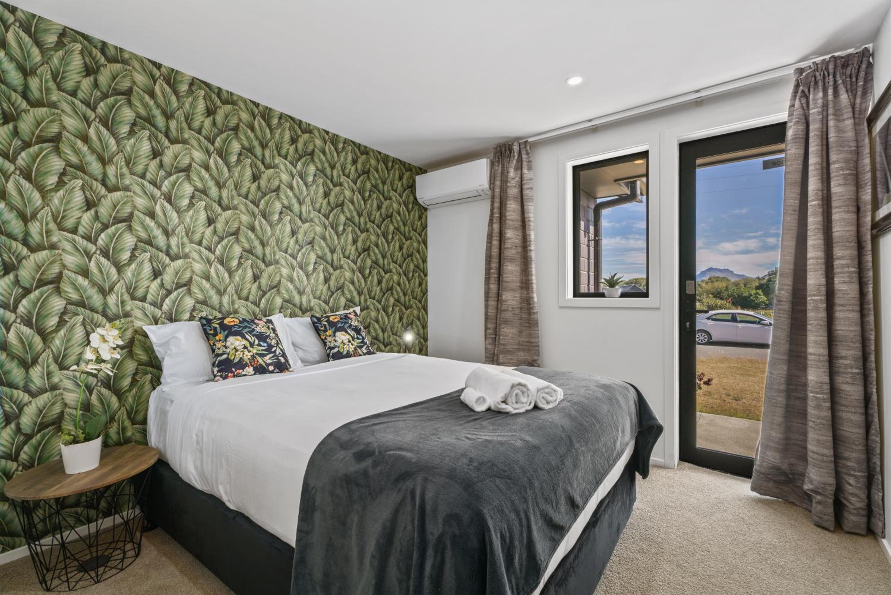 Luxury & Modern Living Home & Apartment view 4
