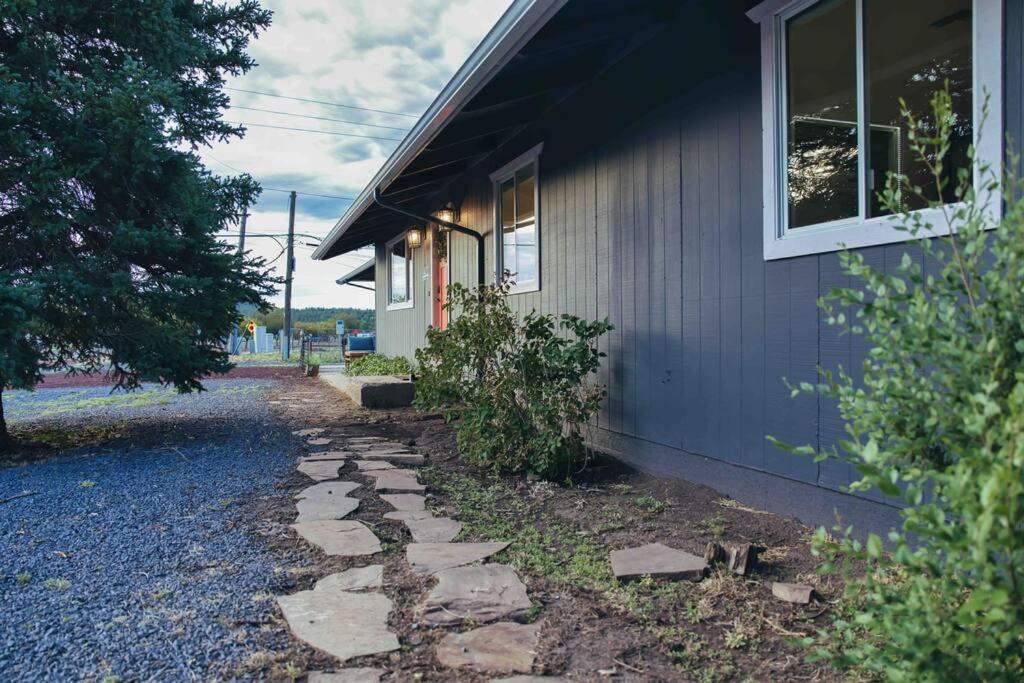 Walk to GC Train Depot and Route 66, king beds, game room, BBQ, firepit