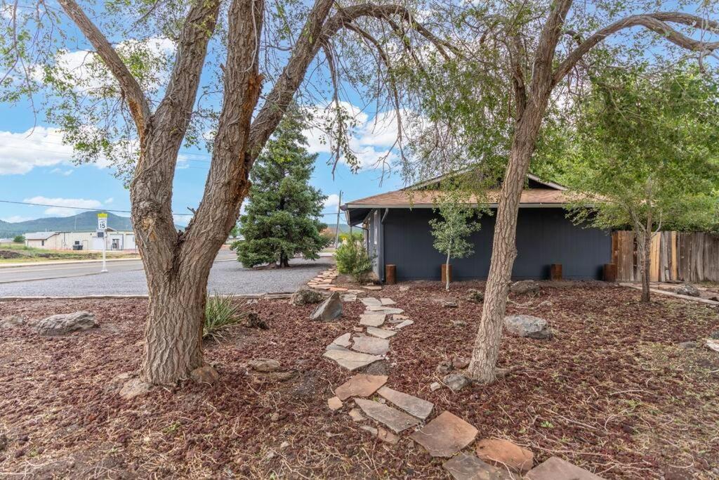 Walk to GC Train Depot and Route 66, king beds, game room, BBQ, firepit