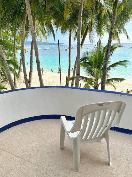 Ocean View Apartment - Absolute Beachfront with Kitchen, Netflix and Fast WiFi view 4