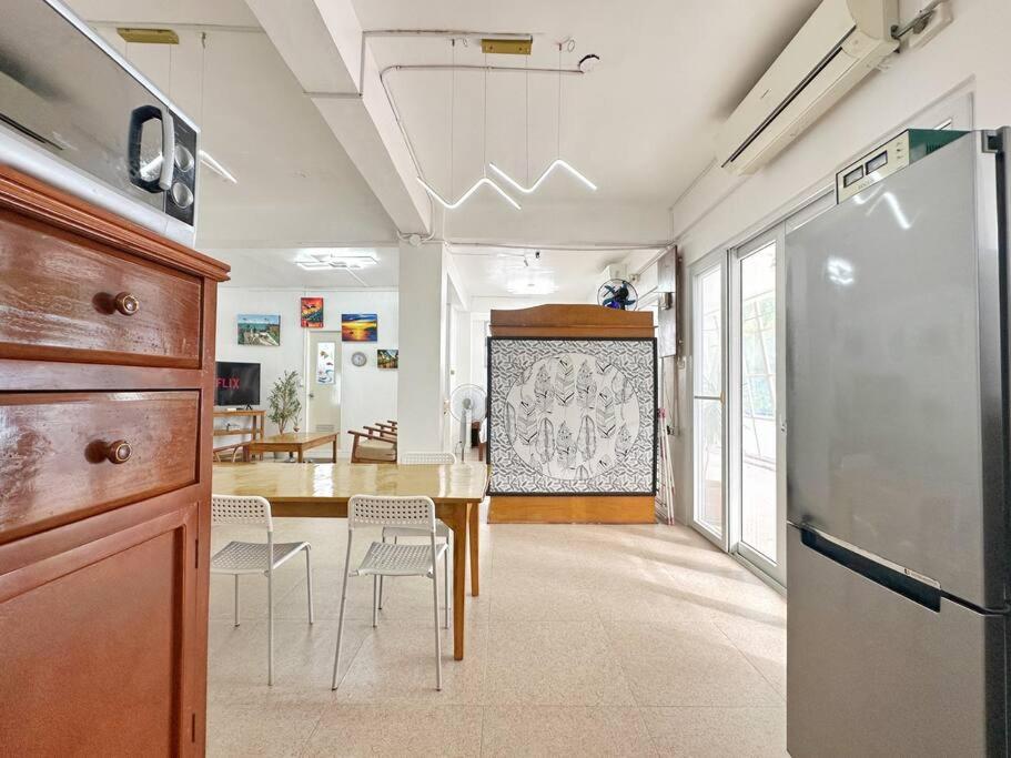 Ocean View Apartment - Absolute Beachfront with Kitchen, Netflix and Fast WiFi view 2