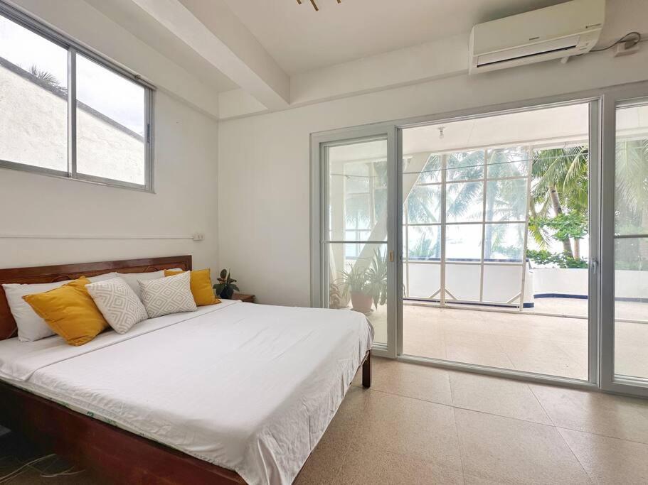 Ocean View Apartment - Absolute Beachfront with Kitchen, Netflix and Fast WiFi view 3