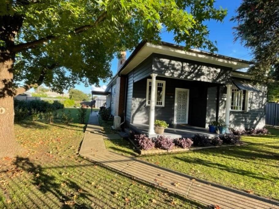 Corner Cottage- Pool Table, WiFi, AC & Firepit