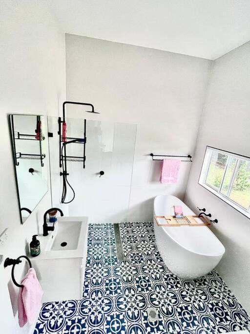 Corner Cottage- Pool Table, WiFi, AC & Firepit