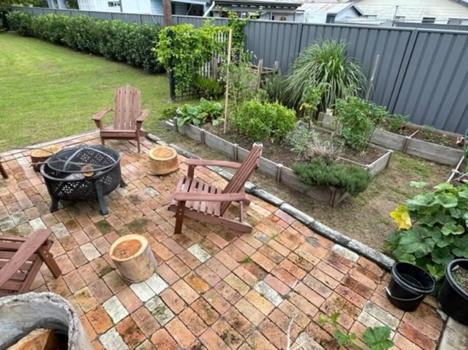 Corner Cottage- Pool Table, WiFi, AC & Firepit