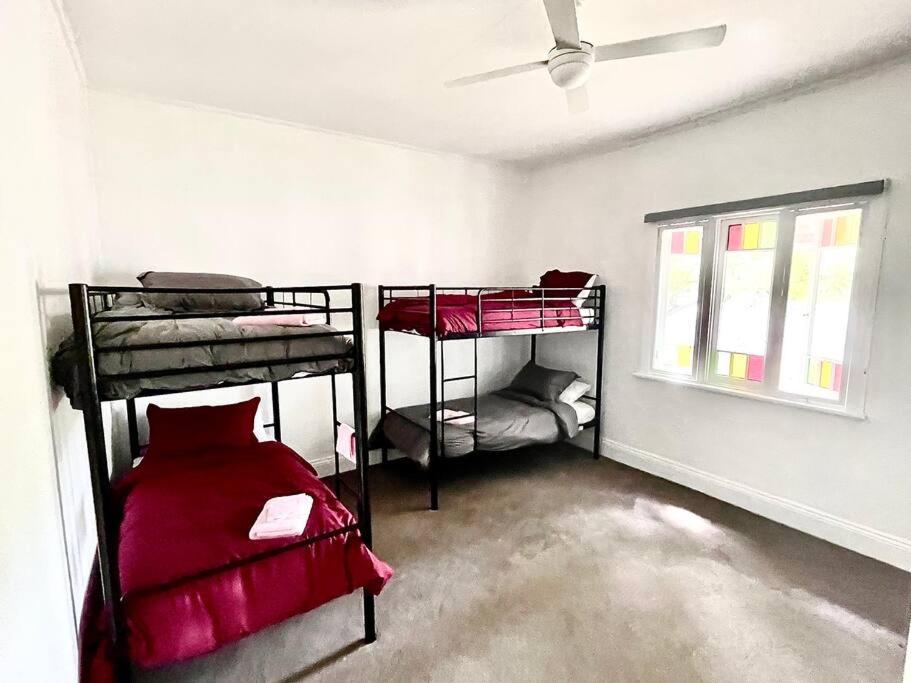 Corner Cottage- Pool Table, WiFi, AC & Firepit
