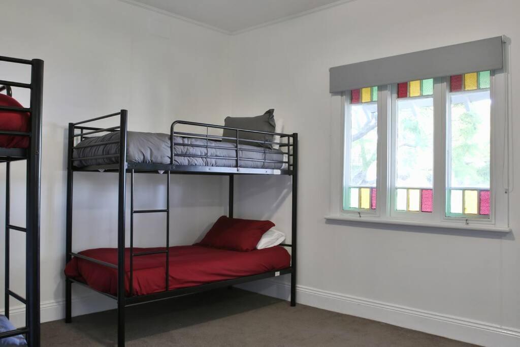 Corner Cottage- Pool Table, WiFi, AC & Firepit