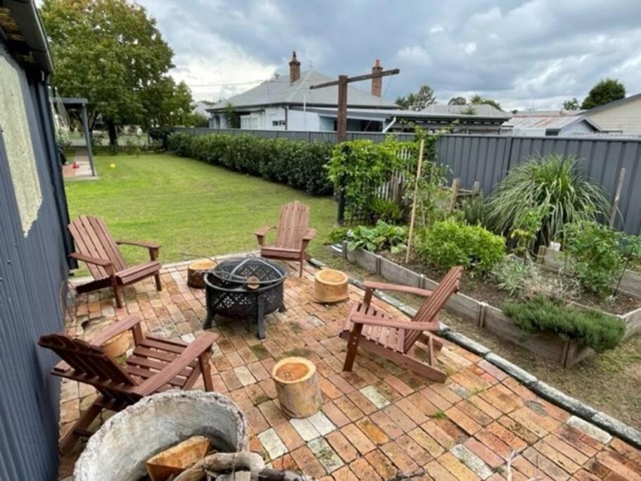 Corner Cottage- Pool Table, WiFi, AC & Firepit
