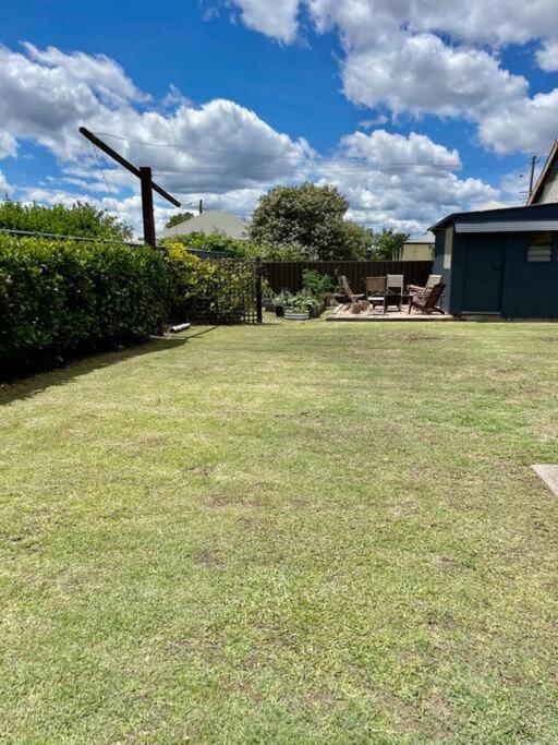 Corner Cottage- Pool Table, WiFi, AC & Firepit