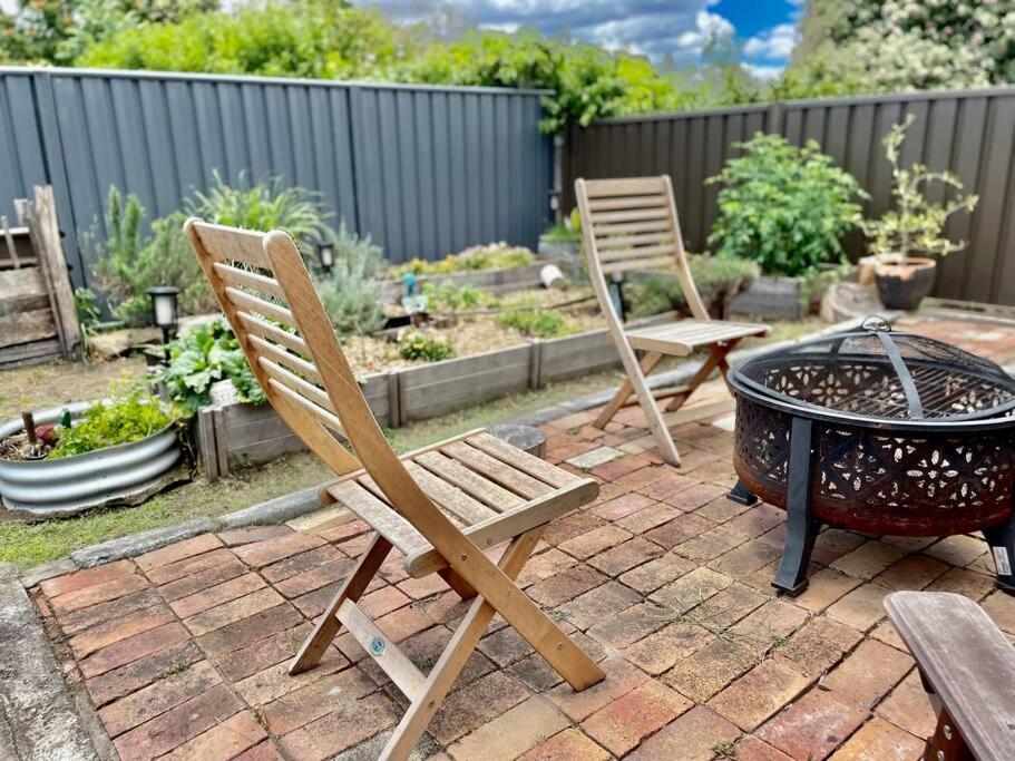 Corner Cottage- Pool Table, WiFi, AC & Firepit