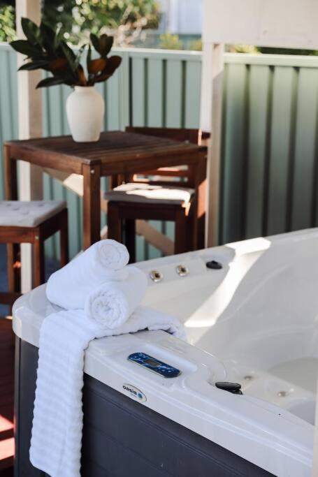 500m to Shelly Beach! Hot SPA & Entertainment Shed