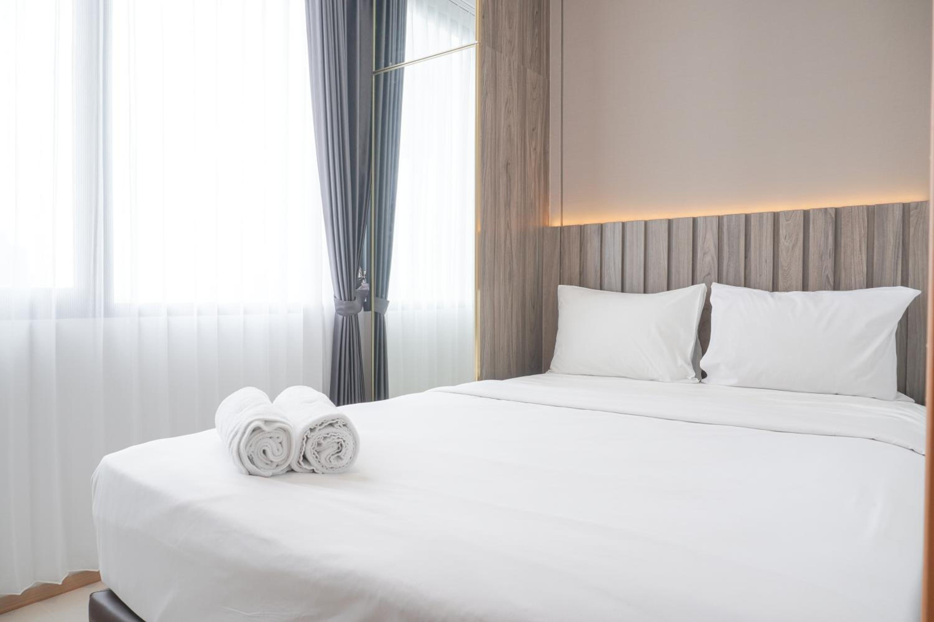 Comfort and Modern Look 2BR at 26th Floor Samara Suites Apartment By Travelio view 4