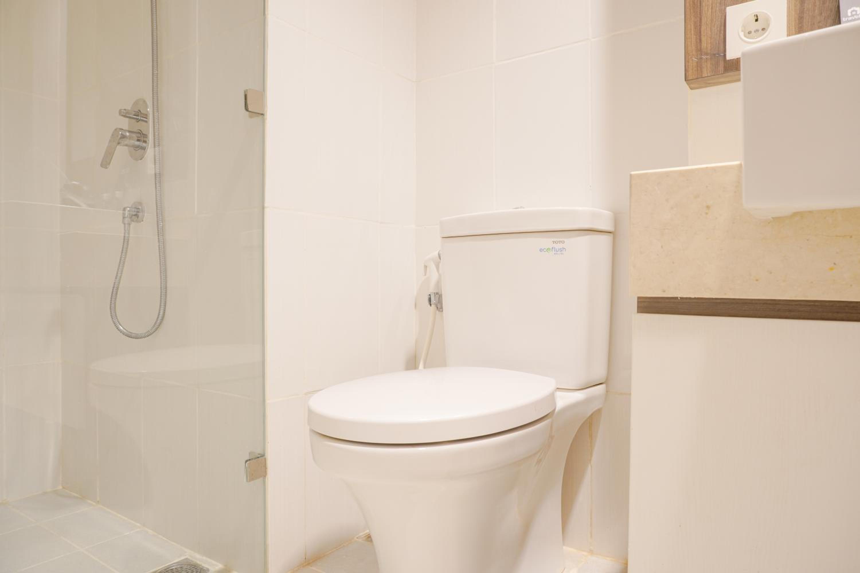 Comfort and Modern Look 2BR at 26th Floor Samara Suites Apartment By Travelio view 5