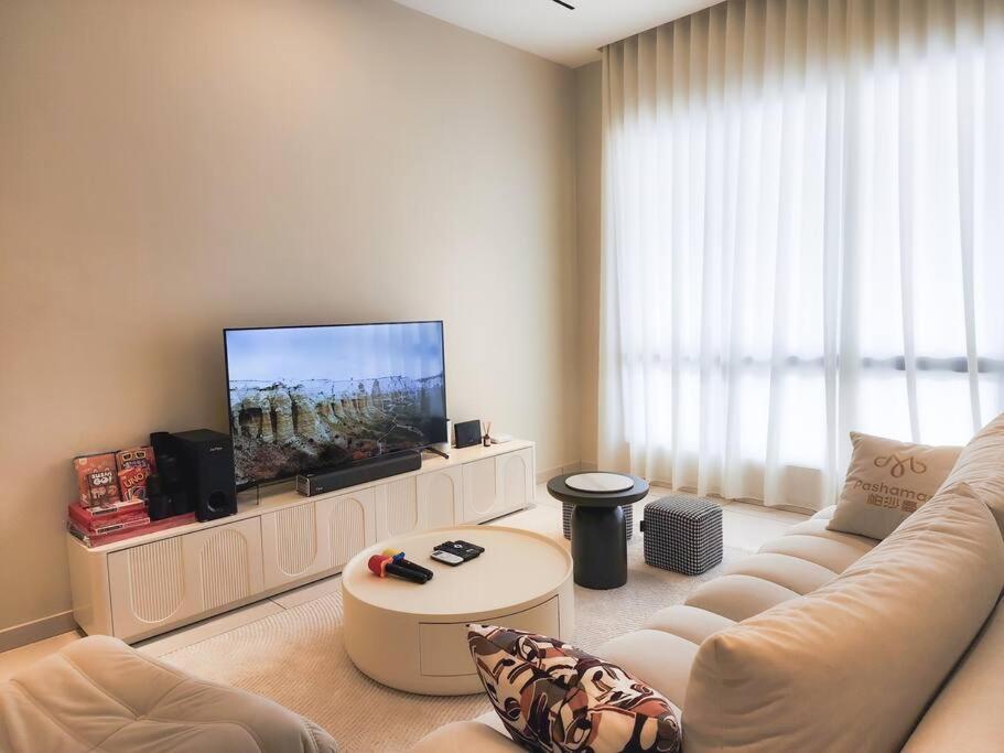 Austin Crest -- Creamy X Mahjong X Karaoke X Staycation 4BR3B #10pax by Cowidea