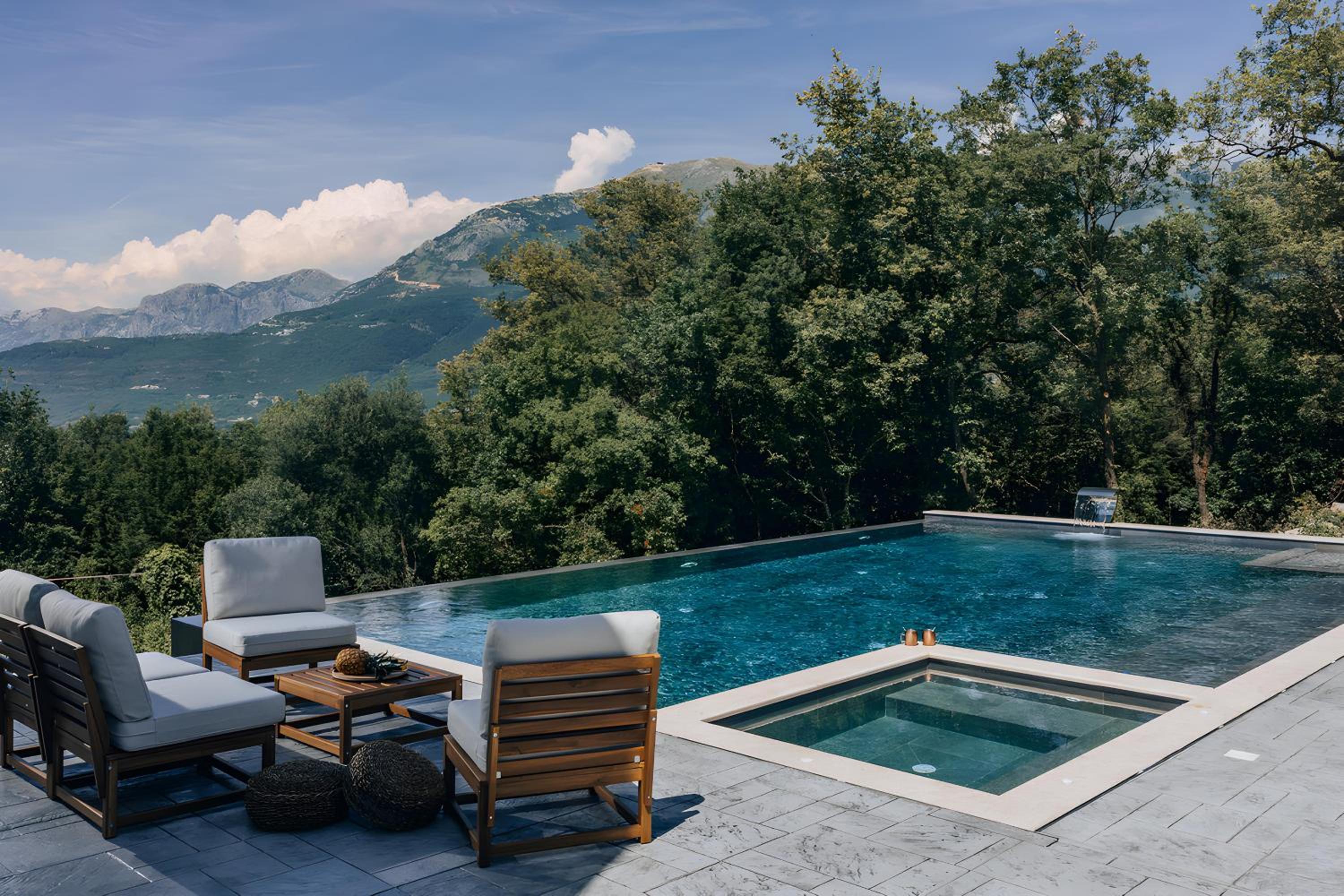 Three bedroom villa with infinity pool&hot tub