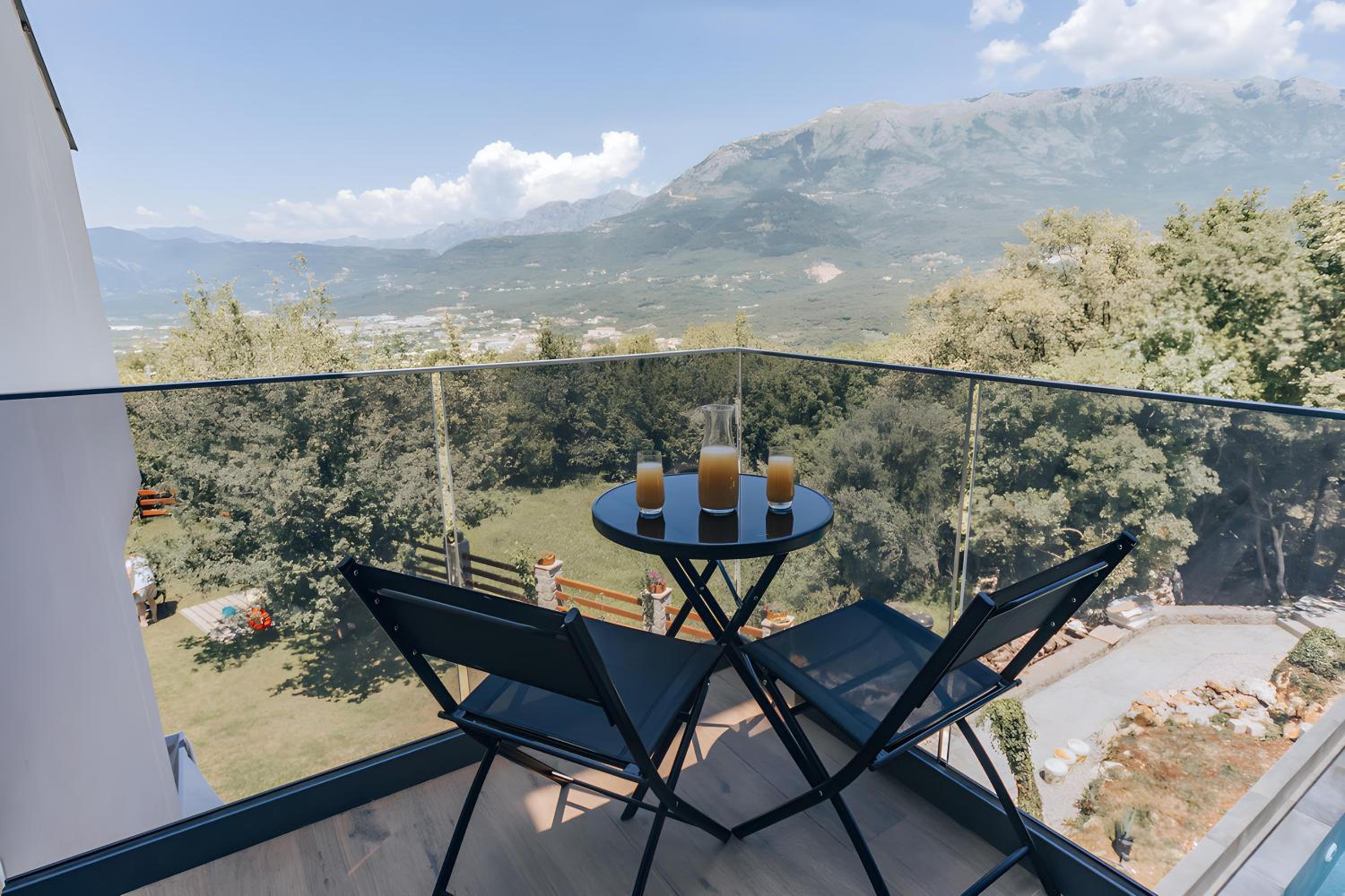 Three bedroom villa with infinity pool&hot tub