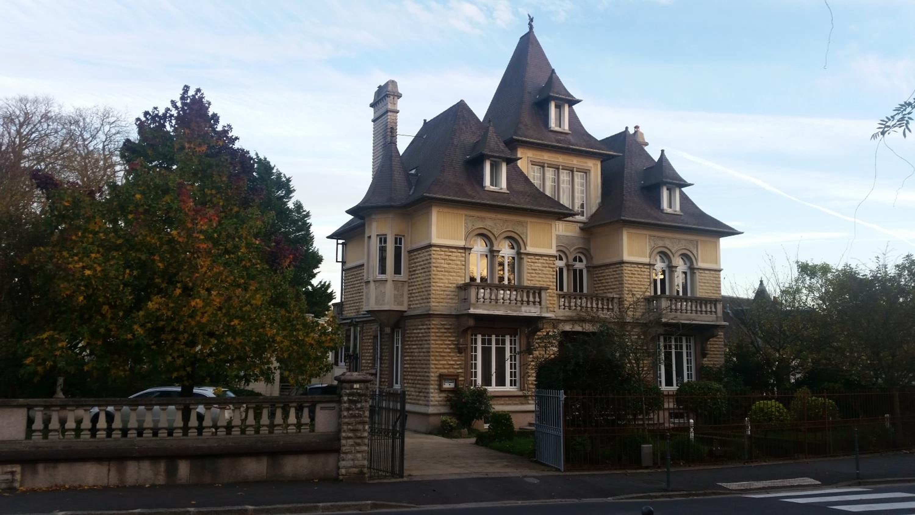 Le Castel Guesthouse