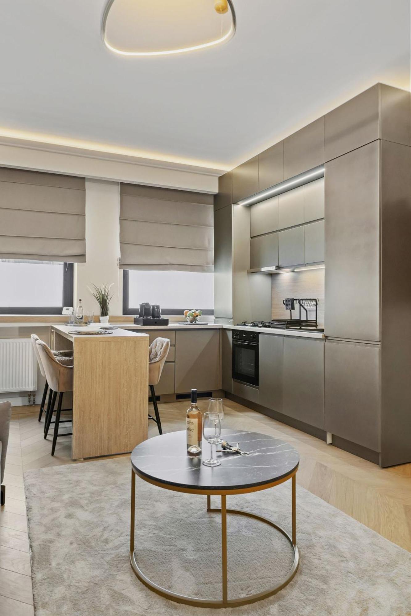 Central Two rooms apartment The Paradise of lights view 3