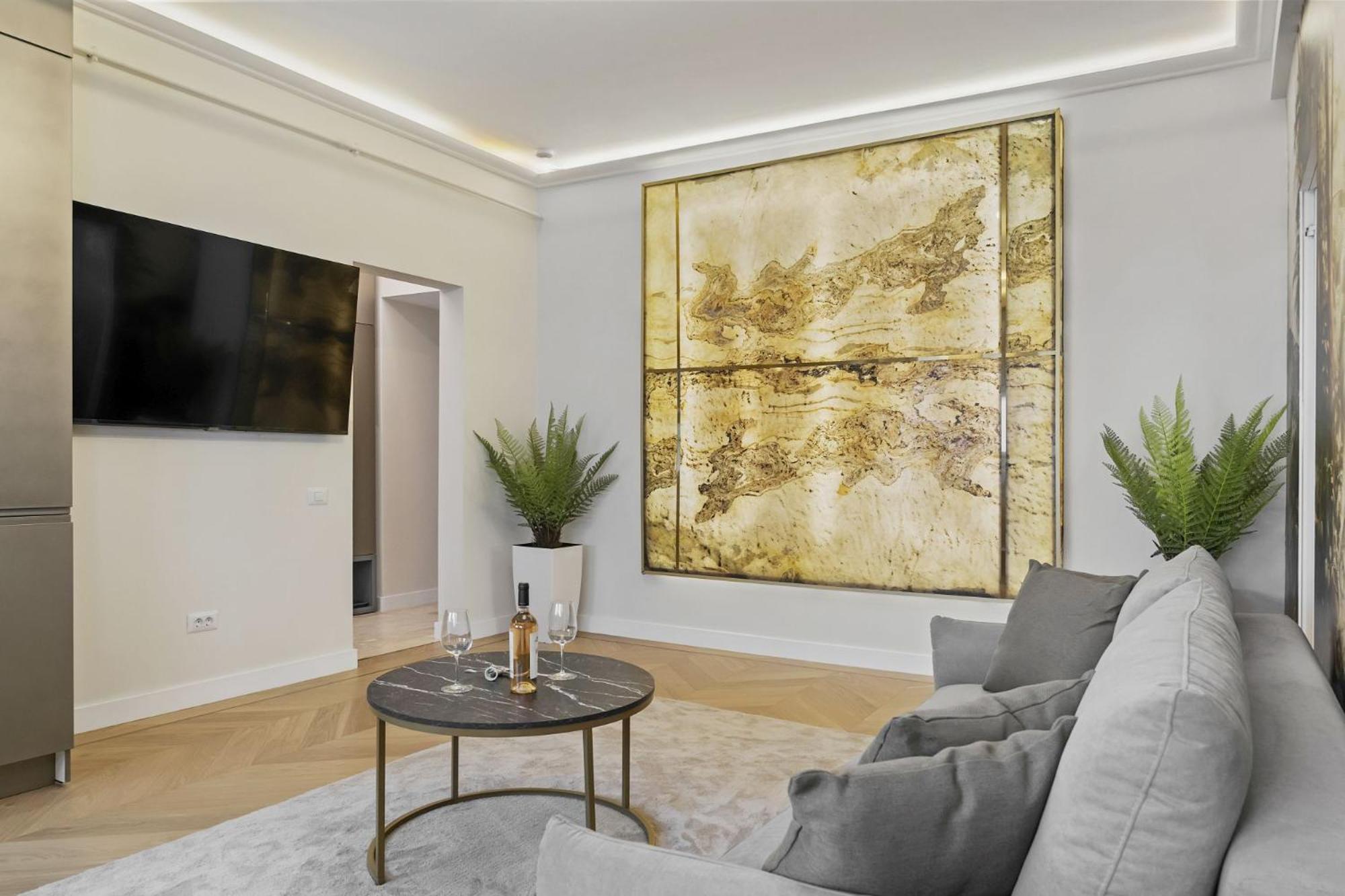 Central Two rooms apartment The Paradise of lights view 4