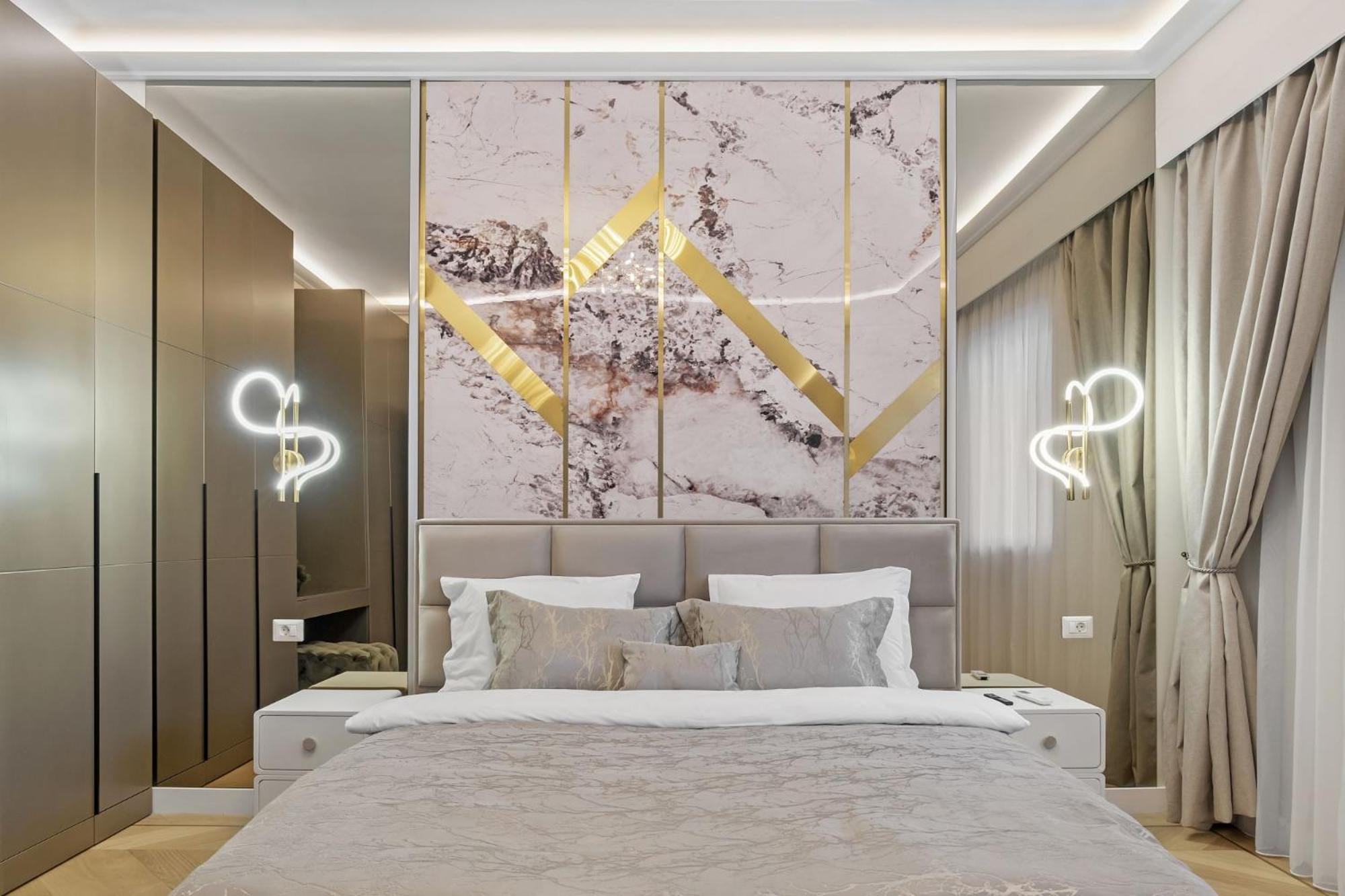 Central Two rooms apartment The Paradise of lights view 5