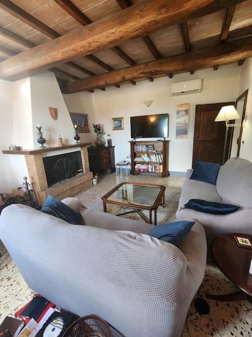 House with roof terrace and views of Lake Trasimeno