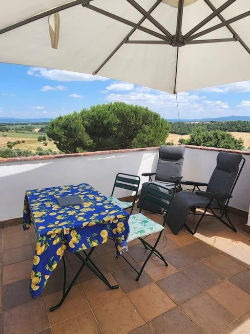 House with roof terrace and views of Lake Trasimeno
